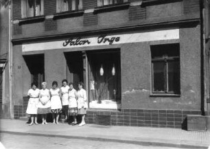 Roßwein. Wohnhaus mit Laden (Salon Inge), Querstraße 5. Straßenansicht des Ladens mit Belegschaft