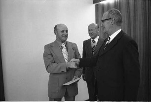 Verleihung der Verdienstmedaille an Hilfsschaffner Heinz Emlich für seine Verdienste im Zusammenhang mit der Festnahme der Bankräuber von Mönchengladbach Gerhard Kukuk und Günther Huboi im Mühlburger Bahnhof