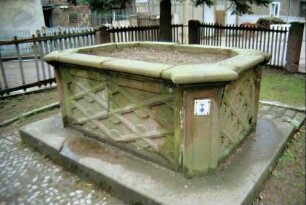 denkmalgeschützter Brunnen aus Sandstein
