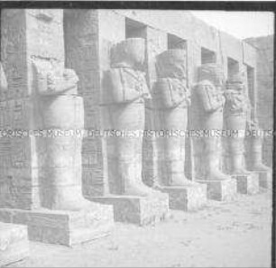Zerstörte Statuen in der Tempelanlage von Theben, Ägypten