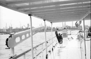 Düsseldorf: Industriegebiet über Deck des Schiffes