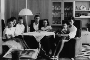 Familie S. im Wohnzimmer