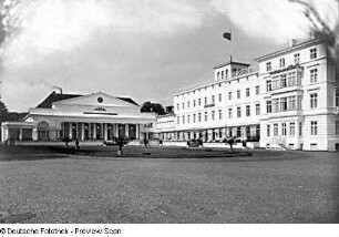 Hotel "Kurhaus" : Blick über Kurplatz zu Kurhaus (1814-1816; C. T. Severin) und Hotel "Kurhaus" (1795-1796, J. C. H. v. Seydewitz; um 1875)