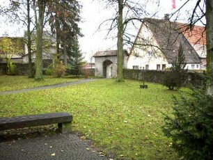 Kirchhof im Westen mit Kirchhofmauer und neuzeitlichem Zugang (Kirchhof im 18 Jh als Begräbnisplatz aufgelassen-Wehrgang der Kirchhofmauer abgetragen)