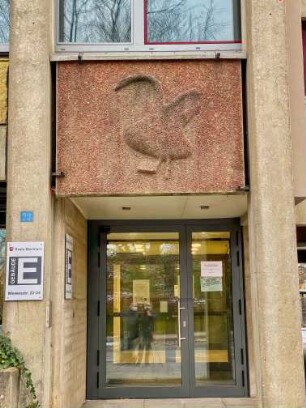 Kreisverwaltung Stormarn: Mewesstraße 22-24 (Gebäude E): Eingang mit Relief (Stormarnschwan) von Ferdinand Mathiszig
