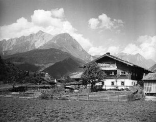 Matrei. Bauernhaus mit eingezäuntem Garten und kleiner Koppel. Blick wahrscheinlich zur Venedigergruppe