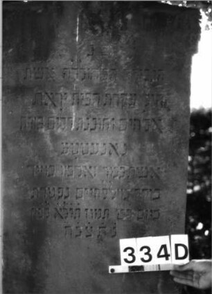 Grabstein 334 (Index: 100085183) Maße HxBxT: 187x73x30 cm Beschreibung: Stele, profilierter Sockel, giebelart. Abschl. , rechteck. erhöht, Schrift eingetieft Symbolik: Mohnkapseln: Grabstein 334D