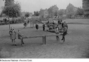Kinder auf einem Spielplatz
