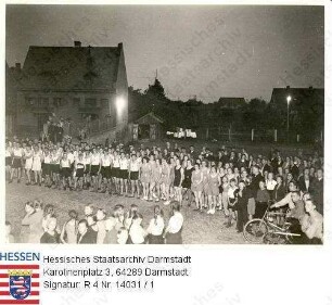 Groß-Umstadt, 1935 Mai 26 bis Juni 2 / Sportwerbewoche / Sportler und Hitlerjugend / 2 Gruppenaufnahmen, eine davon mit Darbietung des Hitler-Grußes