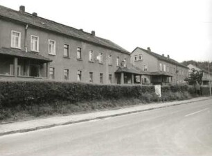 Berggießhübel (Bad Gottleuba-Berggießhübel), Am Ladenberg 9/17. Wohnhäuser (Wohnsiedlung, um 1928). Straßenansicht von Süden