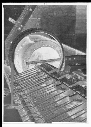 Staustufe Ottendorf. Montage der Klappenscharniere im linken Wehrfeld und des Torsionsrohres im Strompfeiler.