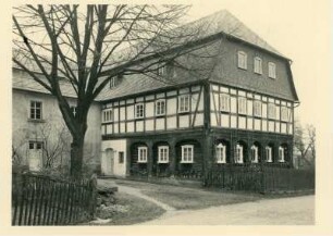Sohland an der Spree-Wehrsdorf, Lessingstraße 35. Obermühle ((einst Nummer 136); bezeichnet 1786). Wohnhaus (Umgebindehaus). Hofansicht (Eingangsseite)
