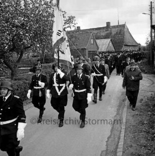 Mönkhagen: Amtsfeuerwehrfest des Amtes Zarpen: Festumzug: im Vordergrund Fahnenträger, dahinter die sieben Bürgermeister der Amtsgemeinden