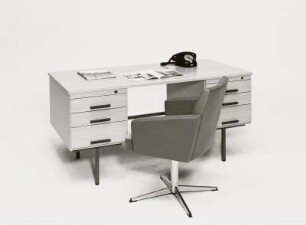 Drehsessel : Schreibtisch und Drehsessel (1973)