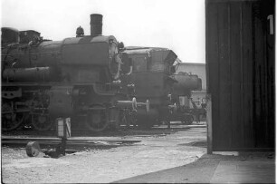 Tübingen, an der Bahnbetriebswerkstätte, Dampfloks der Baureihen 38, 75 und 50