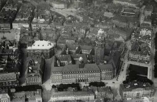 Dresden-Altstadt: Kreuzkirche, Neues Rathaus und Umgebung. Luftbild-Schrägaufnahme von Süden