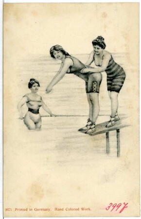 Frauen am Strand beim Bad