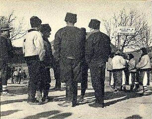 Jassinja (Ukraine). Straßenbild mit Gruppen von Männern und Frauen