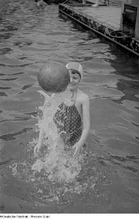 Porträt eines Mädchens im Freibad
