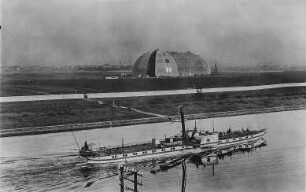 Dresden-Kaditz, Blick über die Elbe mit Personen-Seitenraddampfer "Kronprinz" (II) auf die Luftschiffhalle