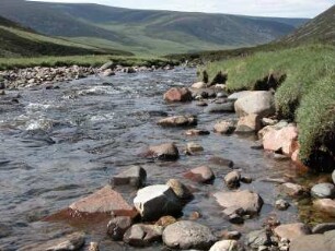 Gebirgsfluss im schottischen Hochland bei Breamar