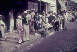 Reisefotos Panama. Panama City, Avenida Central. Zuschauer, teils kostümiert, am Straßenrand bei einem Festumzug (vielleicht zum Karneval)