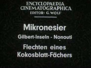 Mikronesier (Gilbert-Inseln, Nonouti) - Flechten eines Kokosblatt-Fächers