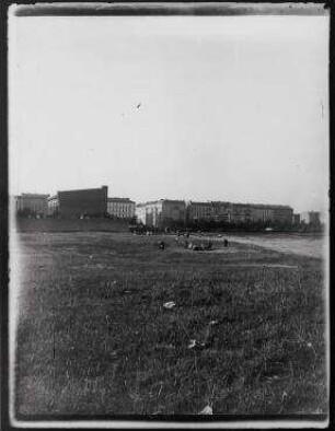 Ohne Titel (Wiese vor der Turnhalle der Gemeindeschule)