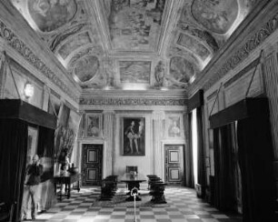 Saal mit Deckenfresko