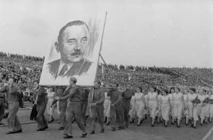 Sportlerparade im Walter-Ulbricht-Stadion : Sportler-Delegation im Paradezug beim Marsch im Stadion