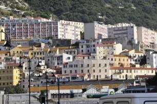City von Gibraltar : Dicht gedrängt stehen die Wohnhäuser der City unterhalb des Felsens. Aufgenommen am 14. Oktober 2009 in Gibraltar