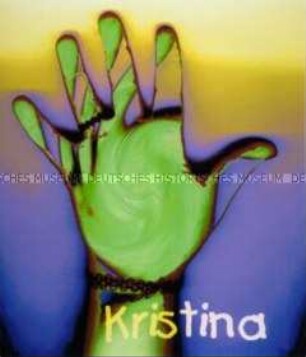 Fotoeffekt, verfremdete Hand in Blau, Grün und Gelb mit dem Schriftzug: Kristina (Prämiertes Foto D)