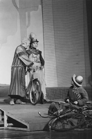 Szenenbilder aus "Weiberkomödie", Schauspiel von Heiner Müller. Volksbühne Berlin, 29.05.1971 (Premiere 25. Juni 1971)