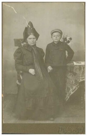 Portrait einer Frau in Tracht mit Kind