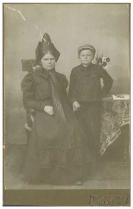 Portrait einer Frau in Tracht mit Kind