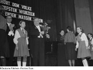 Begrüßung der sowjetischen Künstler durch Mitglieder der FDJ und der Pionierorganisation