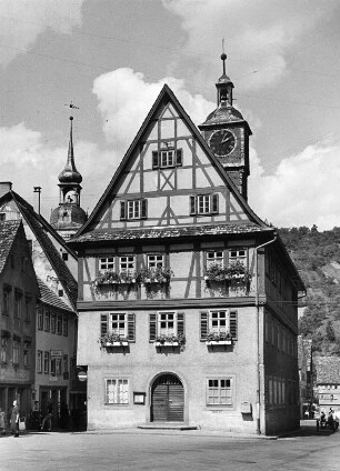 Künzelsau, Marktplatz. Rathaus (um 1550, 1905). Giebelfront