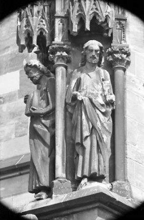 Freiburg: Figuren an den Strebepfeilern des Langhauses, Südseite