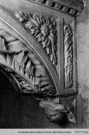 Grabmal des Bischofs Antonio d'Orso : Konsollager mit Reliefs: Triumph des Todes, Personifikation des Todes als dreiköpfiger Bogenschütze, Profilkopf, Vasen mit Weinranken und Akanthusornamente : Konsole