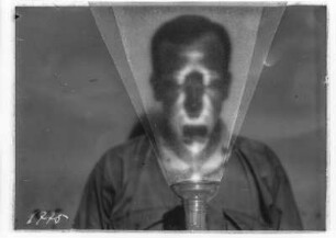 Mann mit Taschenlampe : Mann durchleuchtet ein Glas mit einer Taschenlampe