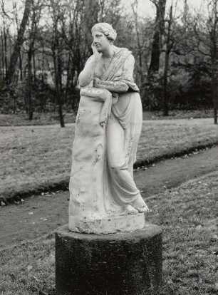 Denkende Muse : Schule Adam Friedrich Oeser, Denkende Muse, Ton, glasiert, um 1790/95, Machern (Muldentalkreis), Schlosspark, sogenanntes " Englisches Dreieck"