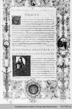 Buchseite mit Randbordüre, eingeschlossenem Mediciwappen, Text und historisierter Initiale P mit dem Porträt Quintilians - Quintilian: Istitutiones oratoriae