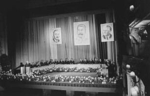 Festveranstaltung zur Eröffnung des Monats der deutsch-polnischen Freundschaft in der Komischen Oper Berlin : Blick auf die Bühne mit den Politikern und Funktionären während einer Rede von Georg Handke