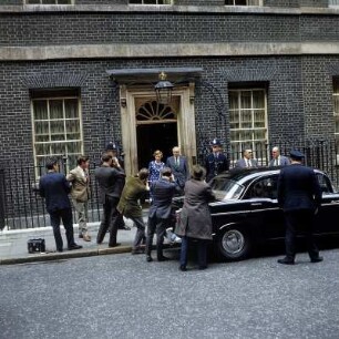 London. Premierminister Harold Wilson mit Ehefrau Mary und Pressefotografen vor Downing Street 10