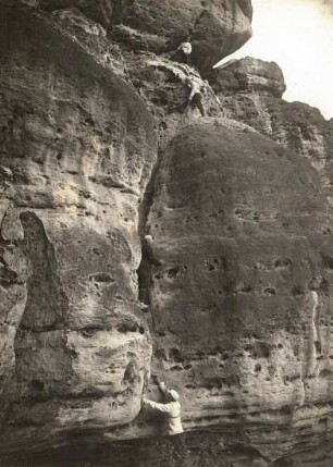 Sächsische Schweiz, Schrammsteine. Falkenstein. Kletterer beim Aufstieg
