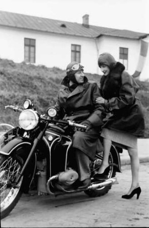 Bukarest: Motorrad, Mädchen steigt auf Soziussitz