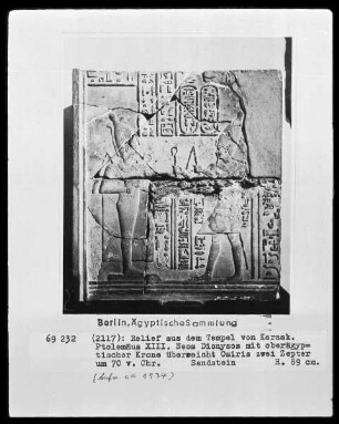 Ptolemäus XIII. überreicht Osiris zwei Szepter