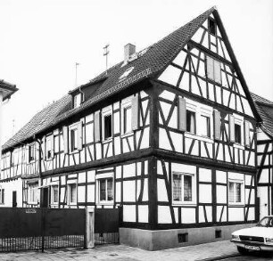 Fachwerkwohnhaus; Dreieich, Fahrgasse 13, Fahrgasse 17, Fahrgasse 15