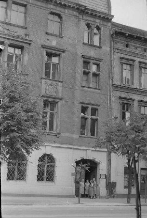 Zerstörte Synagoge in der Oranienburger Straße und Mitglieder der Jüdischen Gemeinde