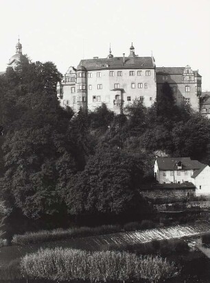 Weilburg, Schloss : Weilburg. Schloss. Hochschloß von Osten. Ansicht über das Lahnwehr von Osten